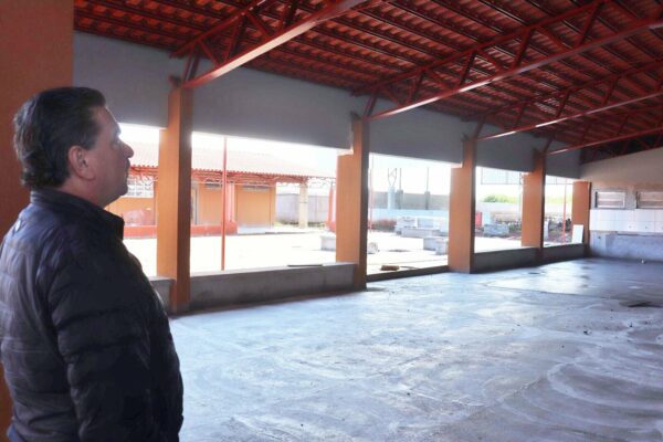 Prefeito Sérgio Onofre vistoria obras da Escola Enzo Daleffe, com mais de 90% de execução