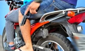 Dupla armada em moto rouba caminhonete Hilux, em Arapongas