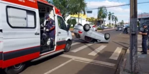 Motorista perde o controle, bate no meio-fio e capota, em Arapongas