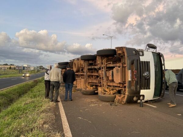 Caminhão carregado com frango tomba na BR-369 em Arapongas