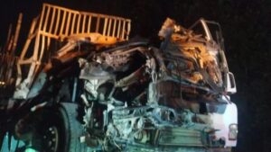 PRF registra acidente grave entre colheitadeira, caminhão e carro