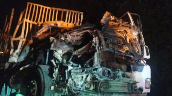PRF registra acidente grave entre colheitadeira, caminhão e carro