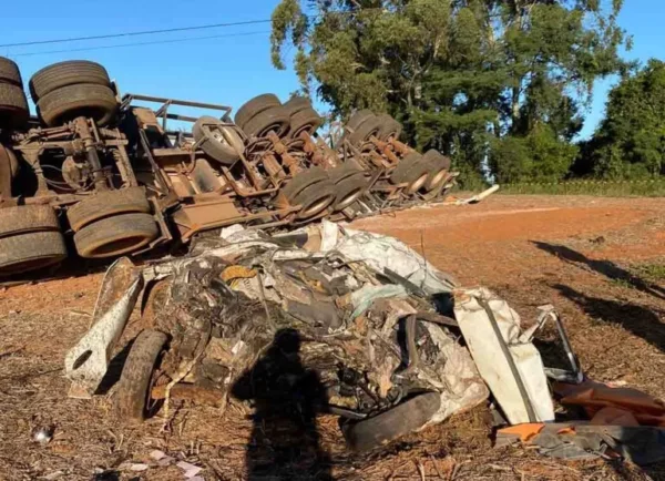 Motorista de carro morre em colisão frontal com bitrem na PR-272