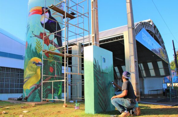 Grafiteiro Héu homenageia “Cidade dos Pássaros” com sua arte na Estação Cultural Milene de Arapongas