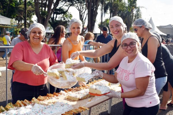 Mandaguari celebra aniversário com bolo de 86 metros