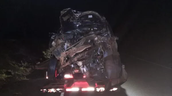 Colisão entre trator e automóvel deixa uma pessoa ferida na PR-436