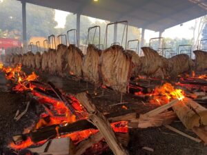 Festa do Trabalhador no Paraná tem ‘churrascão’ com 20 toneladas de costela ‘fogo de chão’; pedaços custam entre R$ 60 e R$ 800