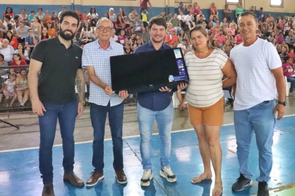 Bingo do Dia das Mães faz homenagens e sorteio de brindes no Ginásio Mateus Romera
