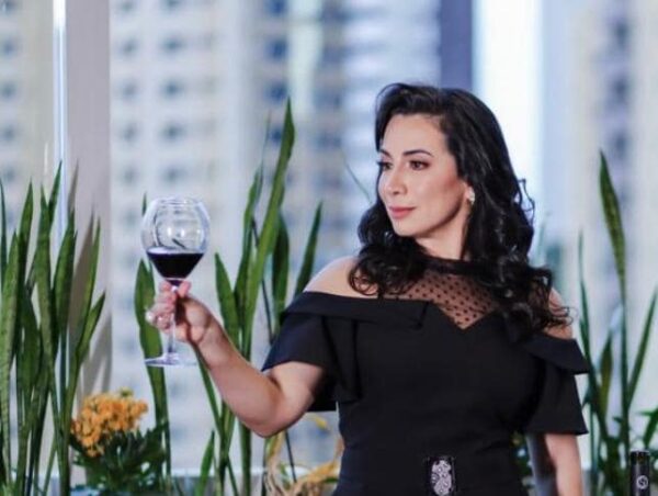 A Araponguense Ellen Belo foi renomeada Embaixadora do Vinho Brasileiro pela ViniBraExpo
