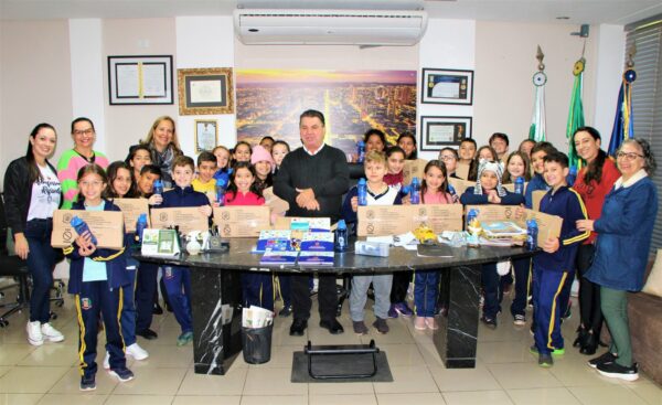 Prefeitura de Arapongas distribui 12.730 kits pedagógicos para alunos da Rede Municipal e EJA