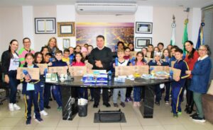 Prefeitura de Arapongas distribui 12.730 kits pedagógicos para alunos da Rede Municipal e EJA