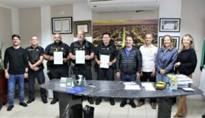 Prefeitura de Arapongas faz entrega de Referência Elogiosa para equipe de GM’s do projeto “Escola Segura”