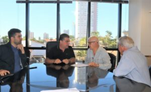 Prefeitura de Arapongas segue formalizando regularização de terrenos doados em Parques Industriais