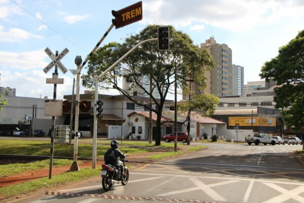 Arapongas recebe semáforos em passagens de nível sensoreadas