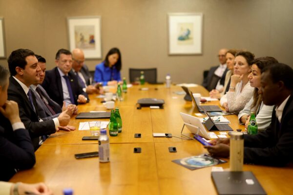 Com contas públicas equilibradas, Paraná se fortalece na vitrine de parcerias internacionais