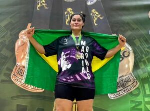 Campeã de Muay Thai na Itália, mandaguariense desfila em carro aberto nesta quinta-feira