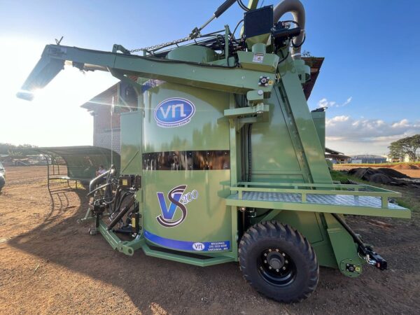 Mandaguari – Agricultura reforça a frota com caminhão basculante e colheitadeira de café