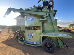 Mandaguari – Agricultura reforça a frota com caminhão basculante e colheitadeira de café