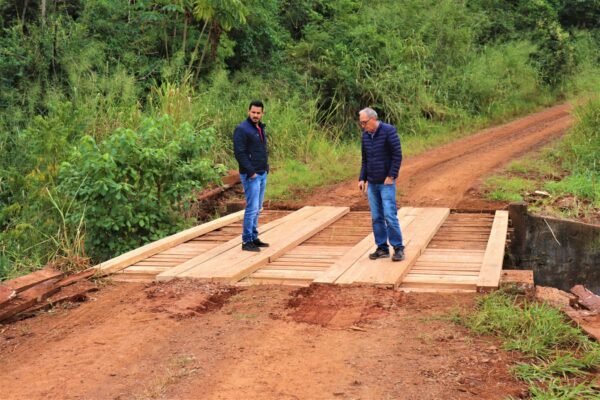 Em ação integrada, Prefeitura de Arapongas reforma ponte rural da Estrada 7 Casas