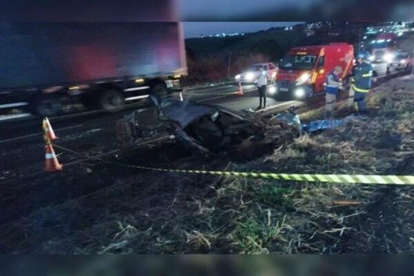 Carro parte ao meio após acidente com morte em Cambira; veja