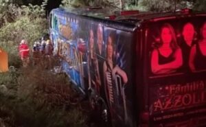 Acidente com ônibus de banda deixa dois mortos e 10 feridos no PR