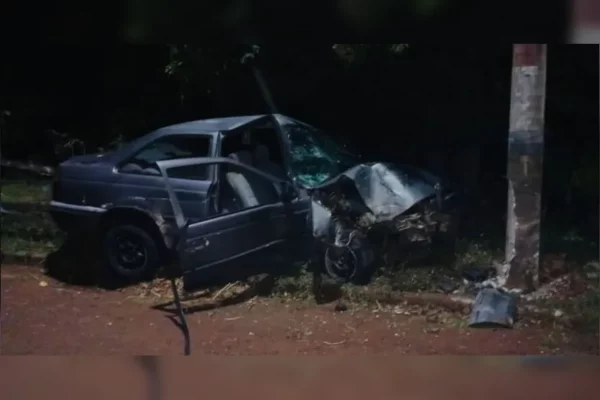 Motorista pula antes de carro bater contra poste, em Apucarana
