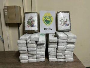 PRE aborda ônibus em Rolândia e prende duas mulheres com 34,5 kg de maconha