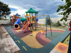 Apucarana instala pisos emborrachados nos parquinhos infantis dos CMEIs e Escolas Municipais