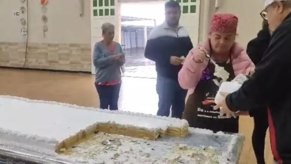 Bolo de Santo Antônio tem 700 medalhas para devotos de Arapongas