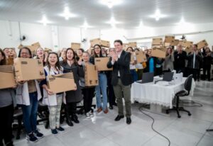Apucarana investe R$ 3,1 milhões em notebooks para CMEIs e Escolas