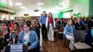 Secretária Leandre Del Ponte prestigia seminário estadual de educação em Apucarana