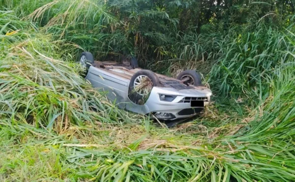 Mãe e filha ficam feridas em capotamento na PR-444 em Arapongas