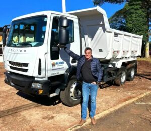 Faxinal recebe caminhão caçamba e reforça frota municipal