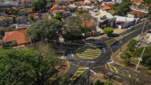 Prefeitura de Apucarana reconfigura rotatória no bairro 28