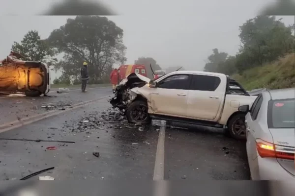 Colisão entre três veículos deixa um morto na BR-373, no Paraná