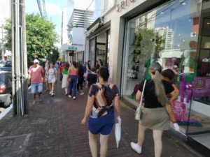Comércio de Apucarana atende até as 22 horas nesta sexta-feira
