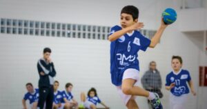 Secretaria de Esporte de Arapongas oferta aulas de Mini-Handebol aprovada pela Confederação Brasileira