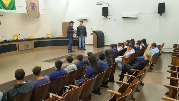Alunos do 9º ano do Colégio Cívico-Militar Presidente Vargas visitam Prefeito e vereadores em Bela Vista do Paraíso