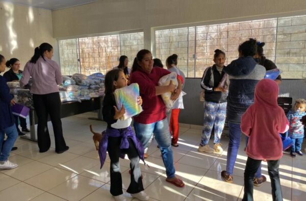 Realizada em Lunardelli, entrega de cobertores para famílias atendidas pela Assistência Social