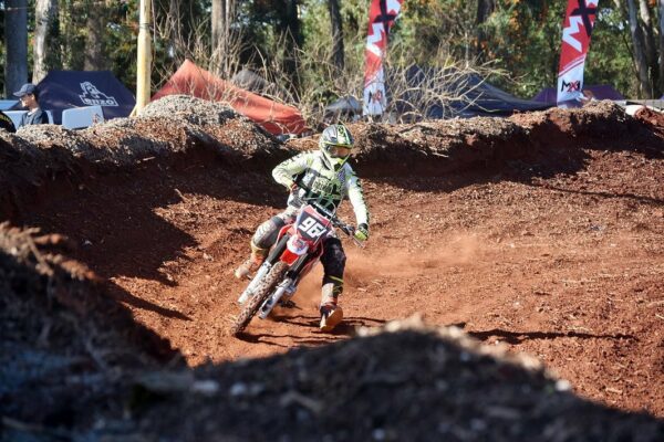 Etapa do Campeonato Paranaense de Motocross supera expectativa e reúne 10 mil pessoas em Mandaguari