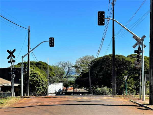 Mandaguari ganha semáforo em passagem de nível sensoreada