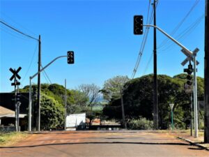 Mandaguari ganha semáforo em passagem de nível sensoreada