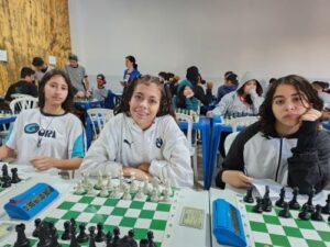 Enxadristas de Mandaguari se destacam nos Jogos Escolares em Goioerê