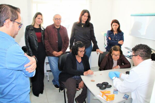 Prefeitura de Arapongas entrega 50 aparelhos auditivos para pacientes do Jaime de Lima