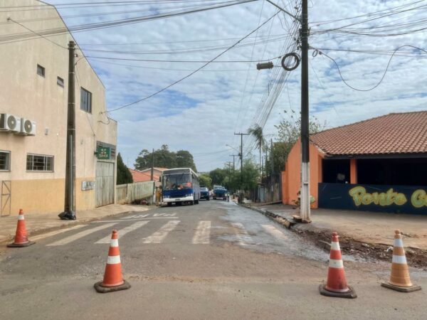 Serviço de recape bloqueia trecho da rua Gaspar Jerônimo da Silva em Mandaguari