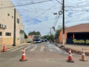 Serviço de recape bloqueia trecho da rua Gaspar Jerônimo da Silva em Mandaguari