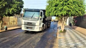 Recape asfáltico no Centro de Mandaguari chega à rua Lins de Vasconcelos, na quinta