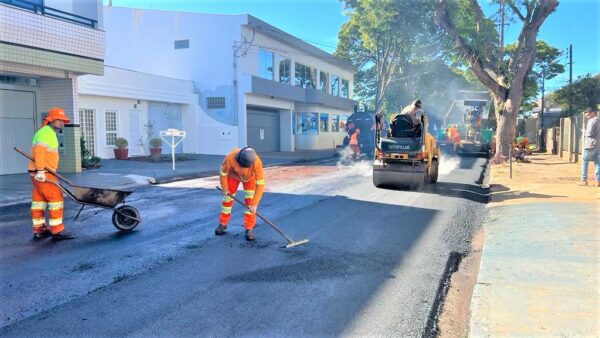 Serviço de recape bloqueia trecho da rua João Ernesto Ferreira nesta sexta-feira em Mandaguari