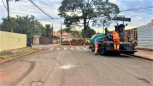 Prefeitura de Mandaguari avança com recapeamento asfáltico no Centro nesta terça
