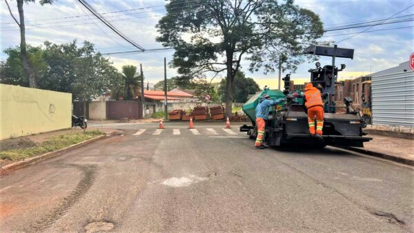 Prefeitura de Mandaguari avança com recapeamento asfáltico no Centro nesta terça
